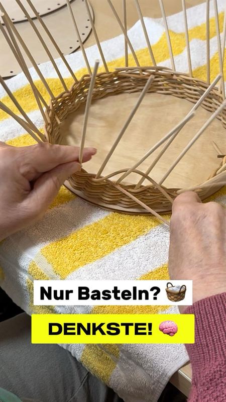 Standbild aus einem Reel: Hände beim Flechten eines Korbs, Texteinblendung „Nur Basteln? Denkste!“