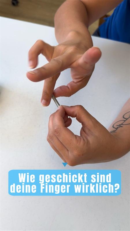 Standbild aus einem Reel: Fingerübung mit einem Stift, Texteinblendung „Wie geschickt sind deine Finger wirklich?“